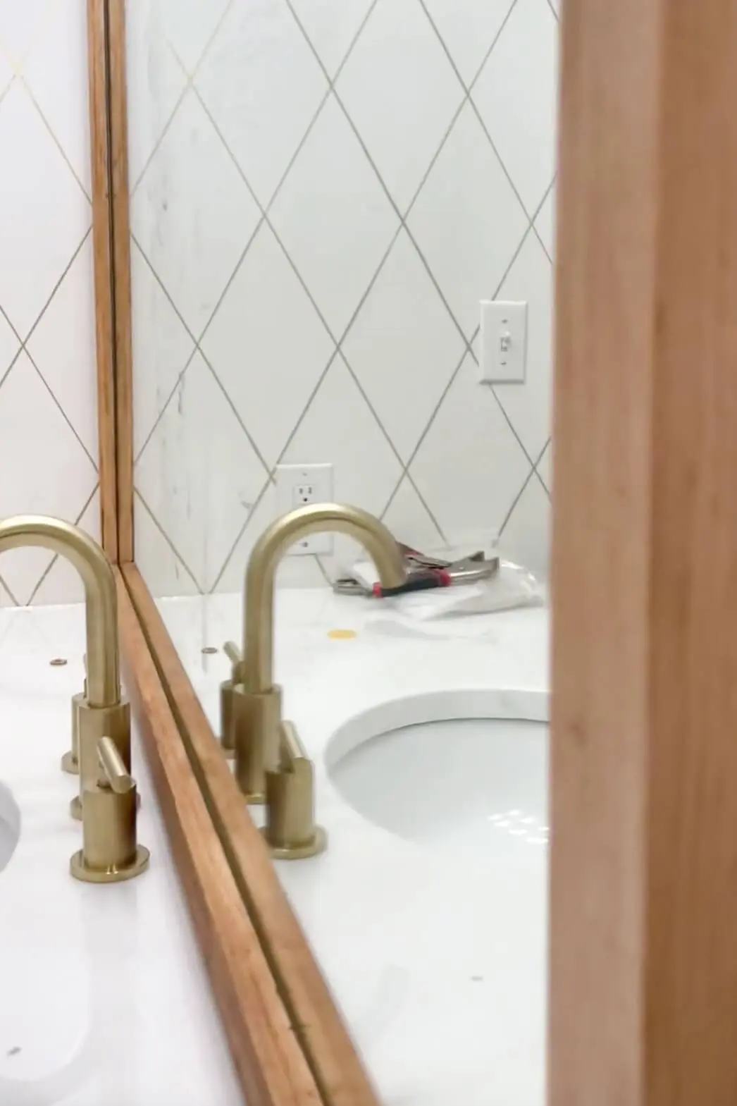 Nice tight fitting frame to a bathroom mirror.